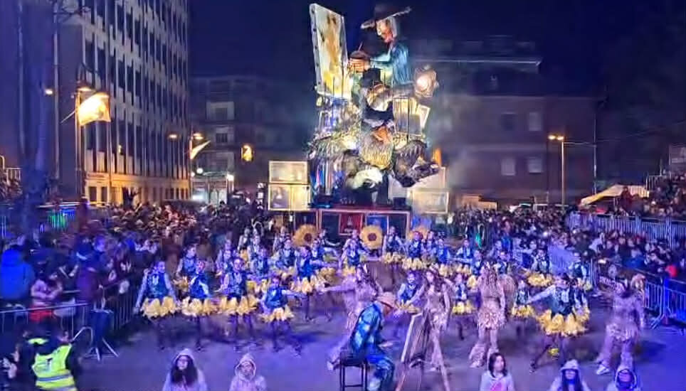 🎭 Larino, il Carnevale sfida la pioggia: Adriana Volpe e Tina Cipollari infiammano la piazza 🎭 Larino, il Carnevale sfida la pioggia: Adriana Volpe e Tina Cipollari infiammano la piazza