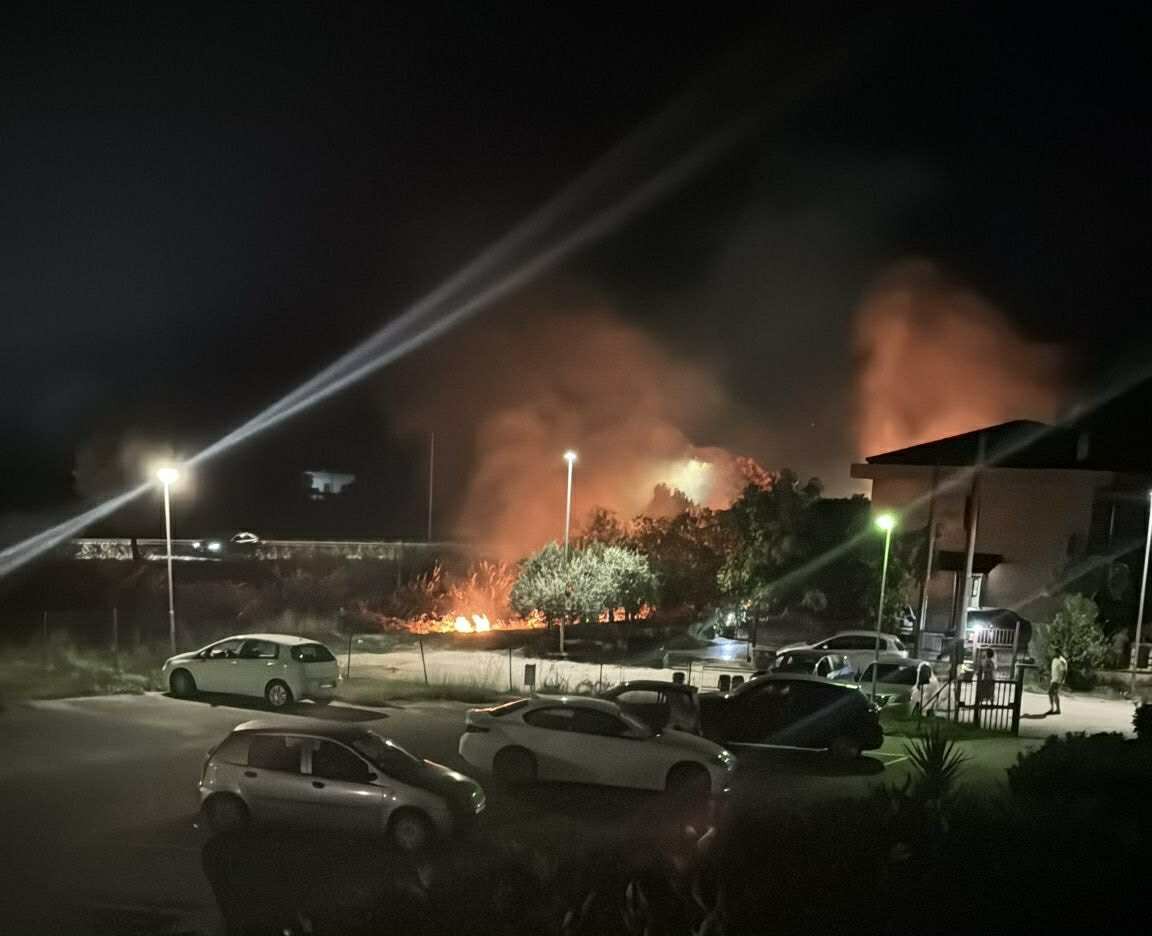 Incendio a Venafro, paura per i residenti sul Lungo Rava