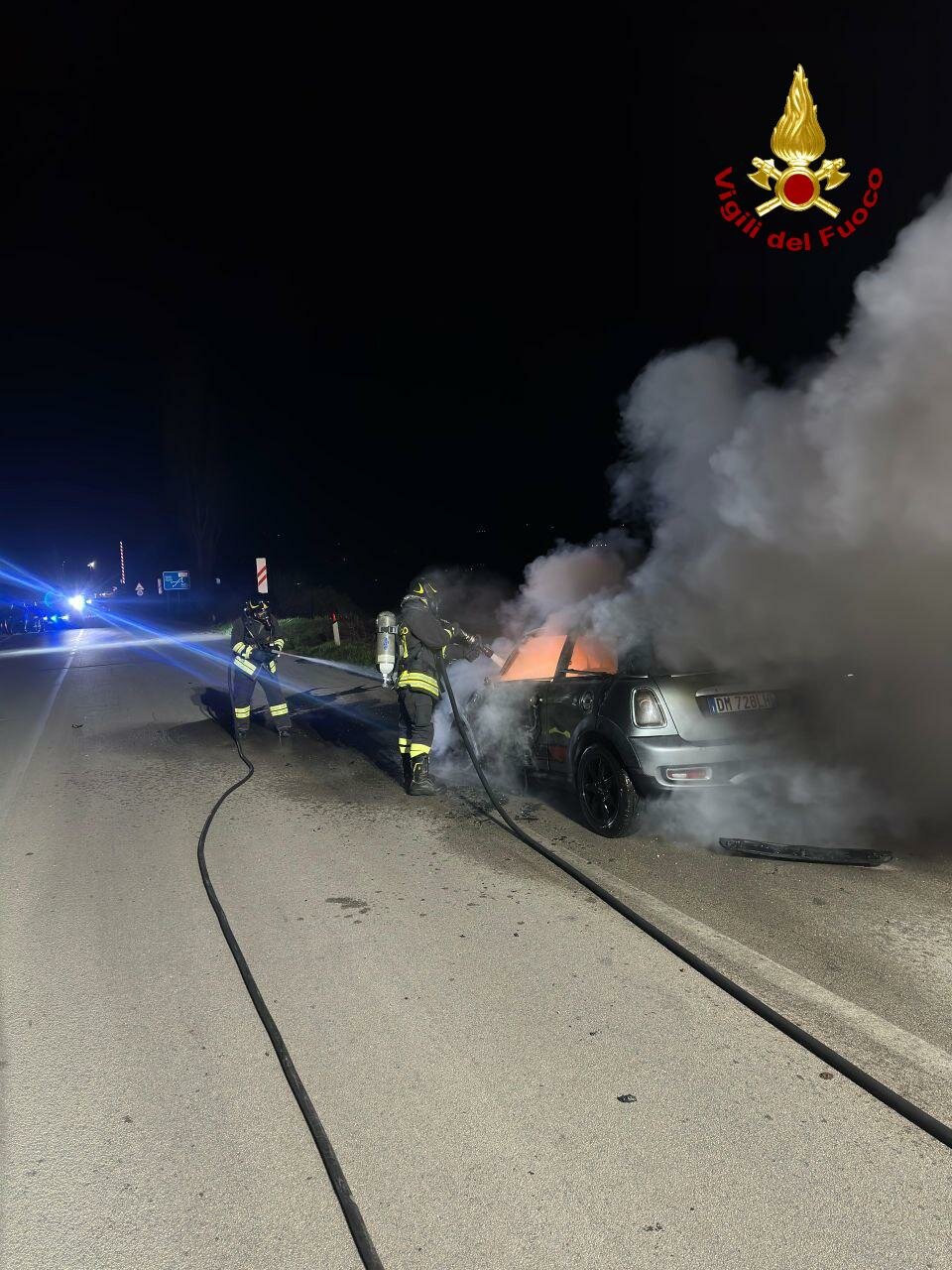 🔥 Auto in fiamme a Campochiaro: fumo dal motore durante la marcia, conducente in salvo