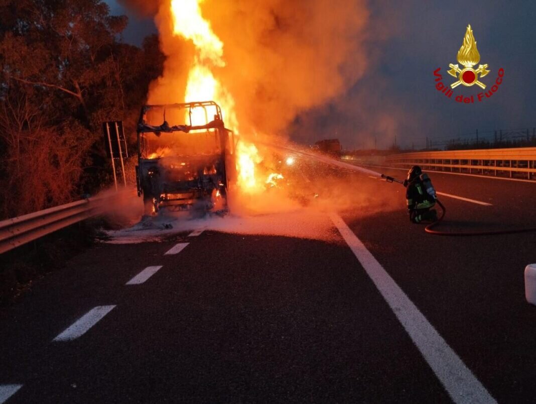 🔥 Fiamme all'alba sulla A14: autoarticolato in cenere a Petacciato