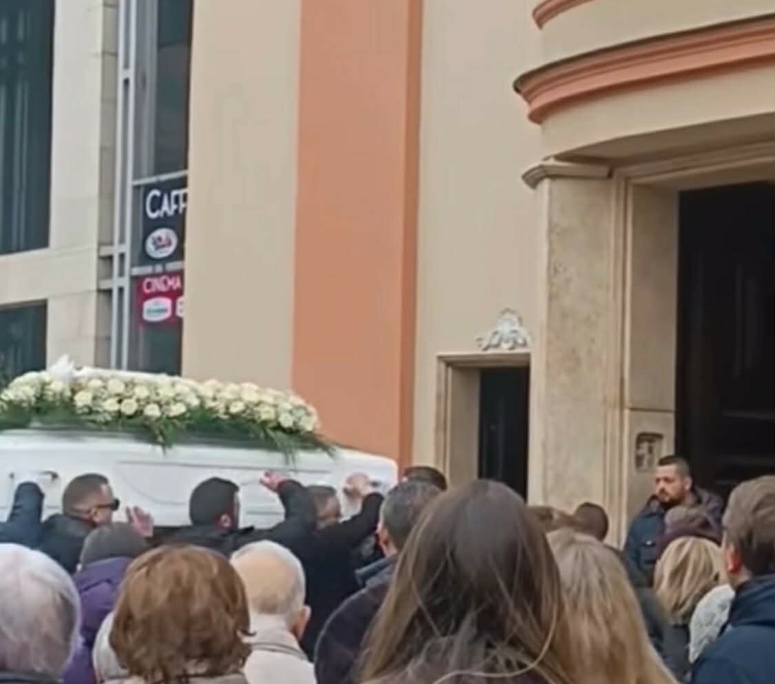 🕊️ Cassino, l&rsquo;addio straziante a R.D.A.: il quartiere San Marco si stringe attorno ai sogni spezzati di una diciottenne