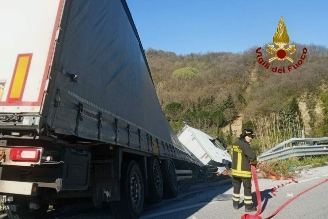 🚨 Terrore sul viadotto Ingotte: Tir in bilico nel vuoto dopo lo scontro con una Panda