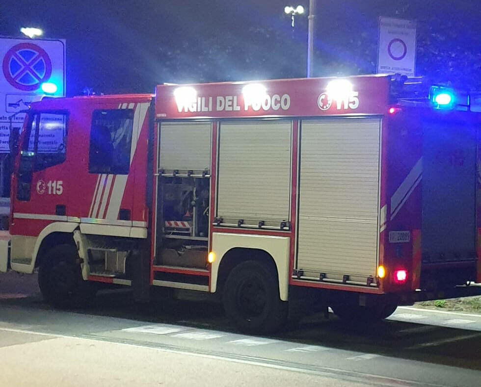 Incendio devasta una villa a Rocca d&rsquo;Evandro, indagini in corso