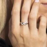 anello-donna-luca-barra-acciaio-infinito-e-punti-luce-misura-s-ank621