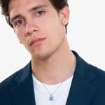 collana-uomo-luca-barra-acciaio-rosa-dei-venti-e-dettaglio-blu-ca522