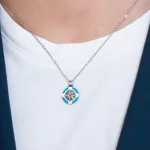 collana-uomo-luca-barra-acciaio-rosa-dei-venti-e-dettaglio-blu-ca522