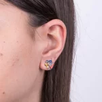 orecchini-a-lobo-bysimon-trinacria-smaltata-e-cristalli-3511527