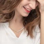 collana-marlu-catena-figaro-pvd-oro-e-perle-bianche-irregolari-33cn0031g-w