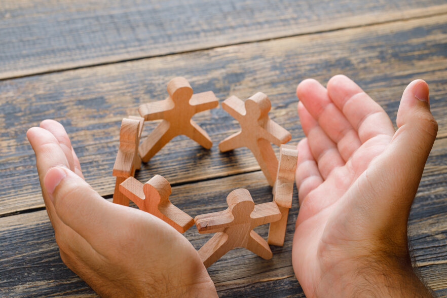 concetto-di-successo-di-affari-sulla-vista-di-legno-del-piano-d-appoggio-mani-che-proteggono-figure-legno-di-persone.jpeg concetto-di-successo-di-affari-sulla-vista-di-legno-del-piano-d-appoggio-mani-che-proteggono-figure-legno-di-persone.jpeg