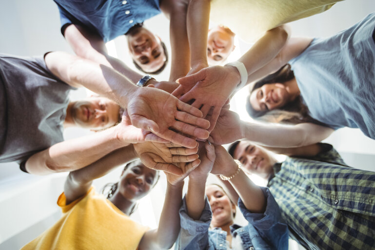 i-dirigenti-d-impresa-con-la-mano-impilati.jpeg i-dirigenti-d-impresa-con-la-mano-impilati.jpeg