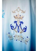 casula-mariana-in-poliestere-celeste-con-simbolo-mariano-m-coroncina-e-gigli-ref-02clp0106