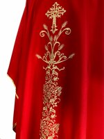 casula-rossa-in-poliestere-con-ricamo-oro-croce-fiori-spighe-ref-02cla3802