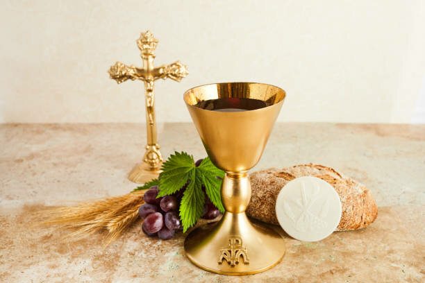 Dalla candela all&rsquo;acqua benedetta: il potere nascosto dei sacramentali