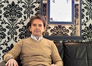 Stefano Orlandini seduto nel negozio di ottica Stefano Orlandini seduto nel negozio di ottica