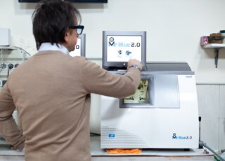 Stefano Orlandini nel laboratorio di produzione lenti Stefano Orlandini nel laboratorio di produzione lenti