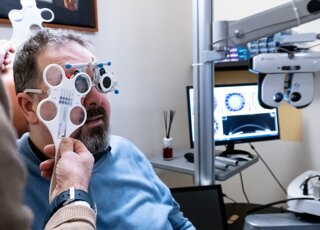 Stefano Orlandini con cliente durante esame visivo Stefano Orlandini con cliente durante esame visivo