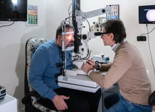 Stefano Orlandini con cliente durante esame visivo Stefano Orlandini con cliente durante esame visivo
