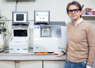 Stefano Orlandini nel laboratorio produzione occhiali Stefano Orlandini nel laboratorio produzione occhiali