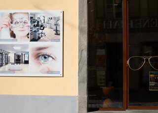 immagine esame della vista davanti a ingresso negozio di ottica immagine esame della vista davanti a ingresso negozio di ottica