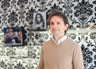 Stefano Orlandini nel negozio di ottica Stefano Orlandini nel negozio di ottica