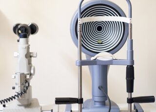 strumento per esame della vista lenti a contatto strumento per esame della vista lenti a contatto