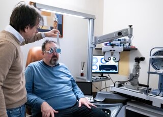Stefano Orlandini con cliente durante esame visivo Stefano Orlandini con cliente durante esame visivo