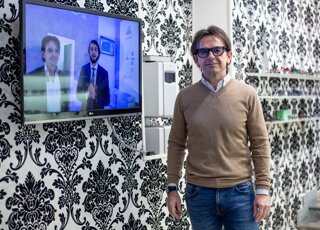 Stefano orlandini davanti a monitor con intervista al MIDO fiera dell'ottica Stefano orlandini davanti a monitor con intervista al MIDO fiera dell'ottica