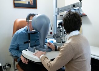 Stefano Orlandini durante l'esame della vista con un cliente Stefano Orlandini durante l'esame della vista con un cliente