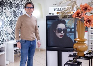 Stefano Orlandini davanti a immagine occhiali da sole Tom Ford Stefano Orlandini davanti a immagine occhiali da sole Tom Ford