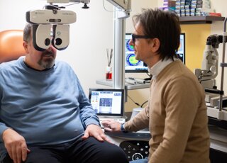 Stefano Orlandini con cliente durante esame visivo Stefano Orlandini con cliente durante esame visivo