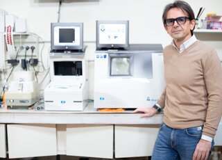 Stefano Orlandini nel laboratorio di riparazione occhiali Stefano Orlandini nel laboratorio di riparazione occhiali