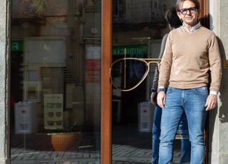 Stefano Orlandini davanti a negozio di ottica Stefano Orlandini davanti a negozio di ottica