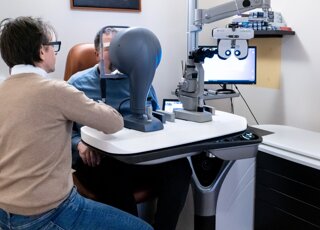 Stefano Orlandini durante esame della vista al cliente Stefano Orlandini durante esame della vista al cliente