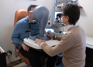 Stefano Orlandini con cliente durante esame visivo Stefano Orlandini con cliente durante esame visivo