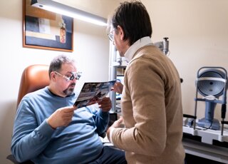 Stefano Orlandini con cliente durante esame visivo Stefano Orlandini con cliente durante esame visivo