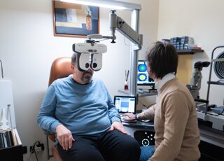 Stefano Orlandini durante l'esame della vista con un cliente Stefano Orlandini durante l'esame della vista con un cliente