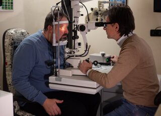 Stefano Orlandini durante esame della vista al cliente Stefano Orlandini durante esame della vista al cliente