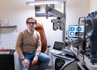 Stefano Orlandini e la postazione per l'esame della vista computerizzato Stefano Orlandini e la postazione per l'esame della vista computerizzato