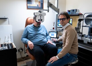 Stefano Orlandini durante l'esame della vista con un cliente Stefano Orlandini durante l'esame della vista con un cliente