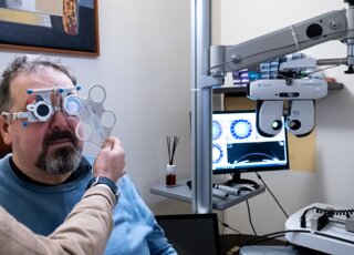 cliente durante esame della vista cliente durante esame della vista