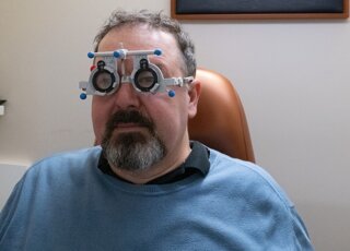 cliente durante esame visivo cliente durante esame visivo