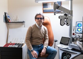 Stefano Orlandini nella postazione di esame della vista computerizzato Stefano Orlandini nella postazione di esame della vista computerizzato