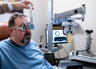 Stefano Orlandini con cliente durante esame visivo Stefano Orlandini con cliente durante esame visivo