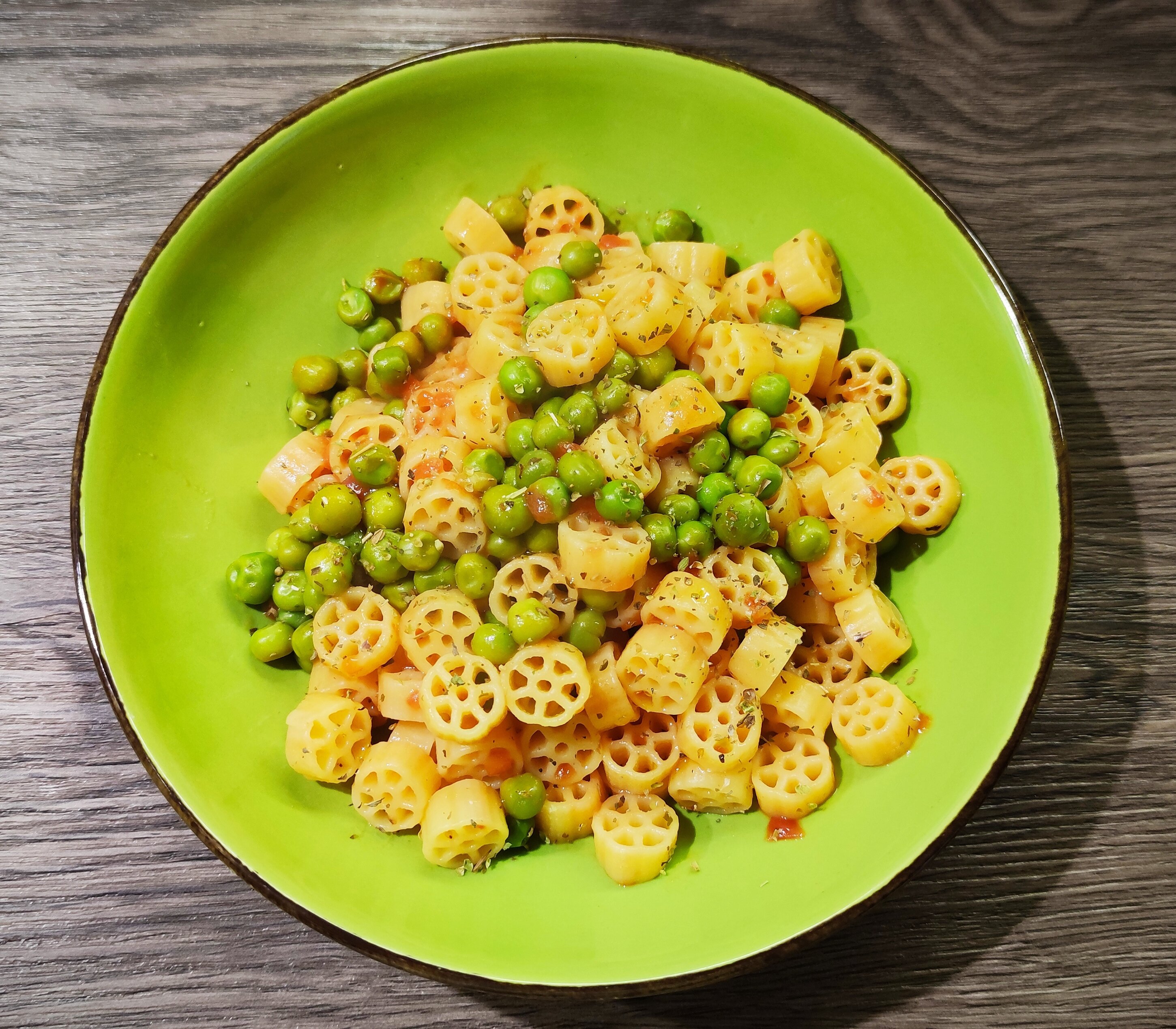 Pasta semplice e profumata ai piselli ed origano