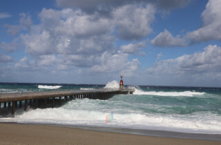 faro sul mare, faro, onde del mare, mare in tempesta, costa italiana, paesaggio marino, fotografia di mare, fotografia paesaggistica, lighthouse, sea waves, Mediterraneo