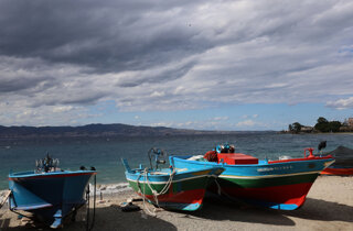 costa calabrese, Calabria, barche sulla spiaggia, barche spiaggiate, mare Calabria, costa italiana, paesaggio marino, fotografia paesaggistica, fotografia di viaggio, Mediterraneo, spiaggia italiana