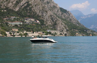Lago di Garda, motoscafo, barca sul lago, navigazione, Garda, lago italiano, fotografia Lago di Garda, nautica, motoscafi, paesaggio lacustre, fotografia di viaggio