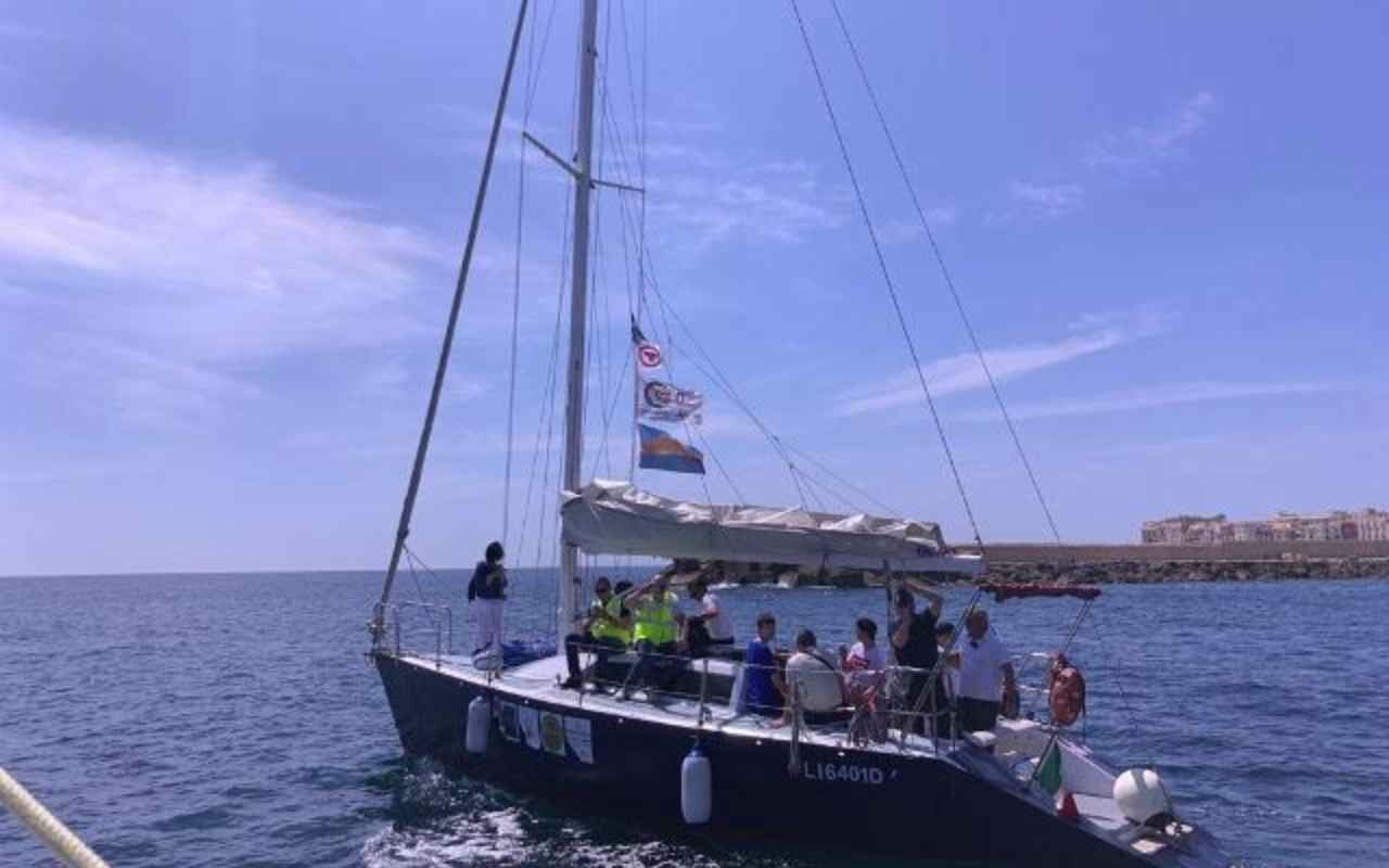 Vela senza barriere col vento in poppa: con 300 giovani