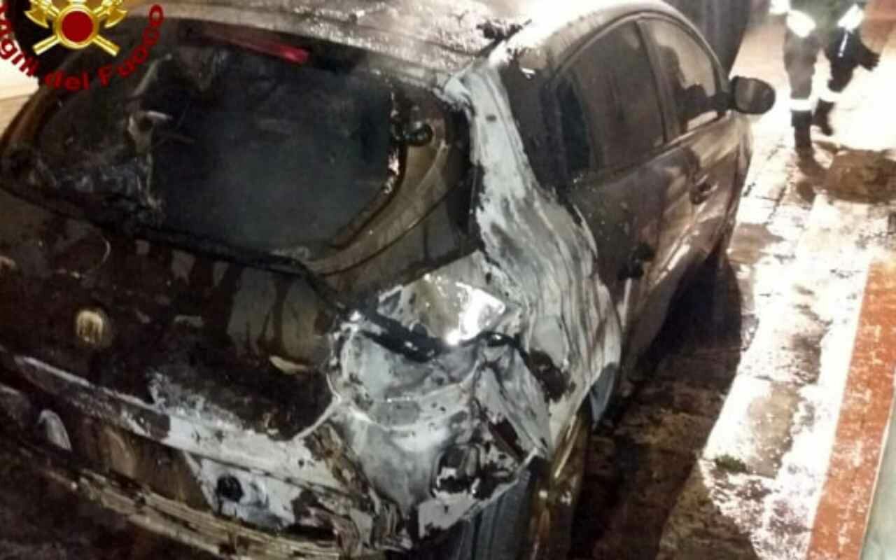 Geloso insulta donna e il suo compagno e d&agrave; fuoco all'auto