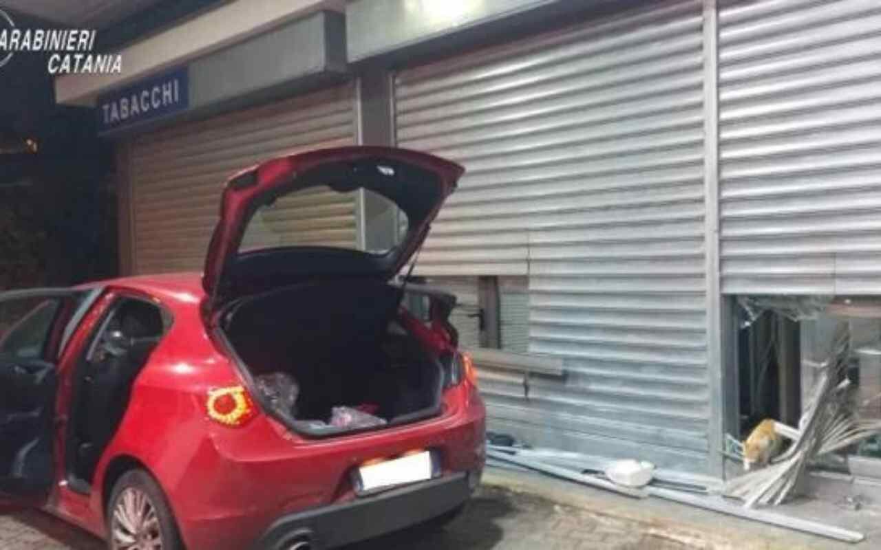 Fallisce furto con spaccata: cittadini chiamano carabinieri Fallisce furto con spaccata: cittadini chiamano carabinieri
